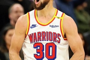 库里重返赛场，夺冠首场状态出色，湖人观众沸腾！观众掌声雷动的简单介绍